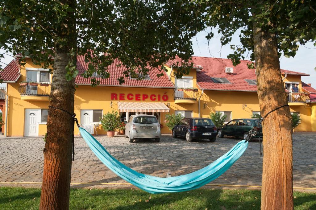 Отель Autoscsarda Es Panzio Мако Экстерьер фото